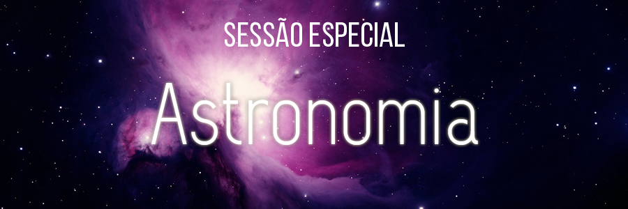 Fotografia retratando o espaço com diversas estrelas e uma 'nuvem' em tons de roxo, violeta e lilás no centro, com a seguinte escrita em branco 